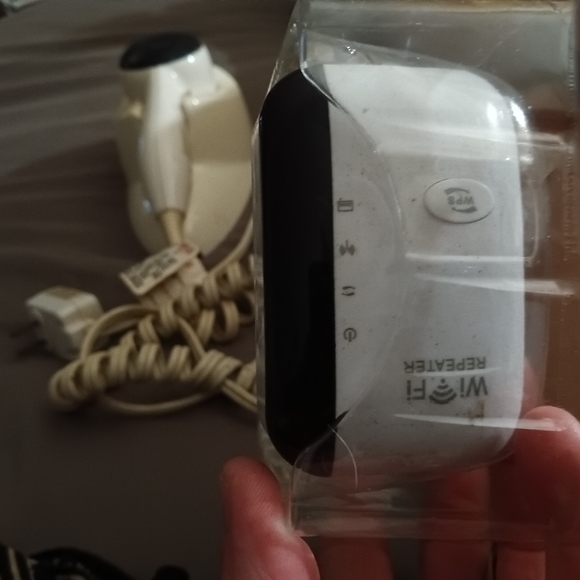 Wireless N Wi-Fi repeater new - Picture 3 of 4